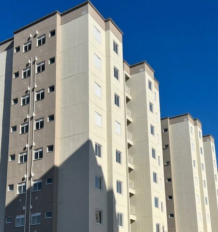 Edifício residencial com janelas de alumínio branco em todos os pavimentos